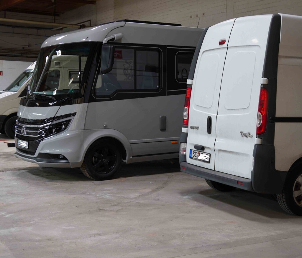 Camper und Wohnmobile in der Nordbox-Halle in Kaltenkirchen